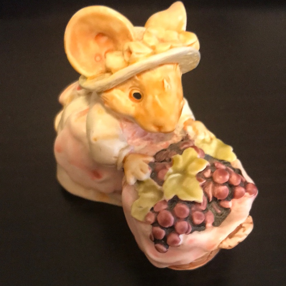 Little Cheesers - Lady Mouse W/ Basket of Grapes - #05117 - GANZ